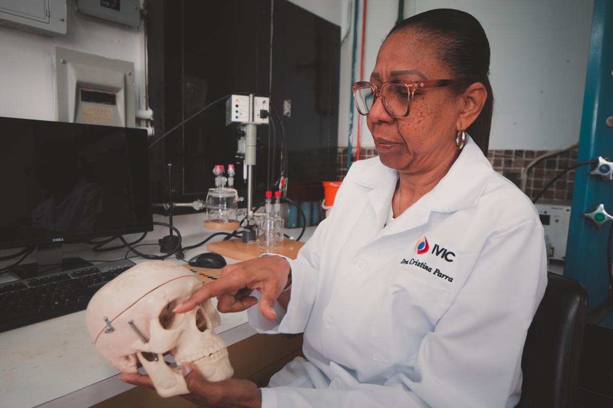 Investigadora del IVIC trabaja en la formulación de cemento óseo incorporando agentes antibacterianos y antioxidantes